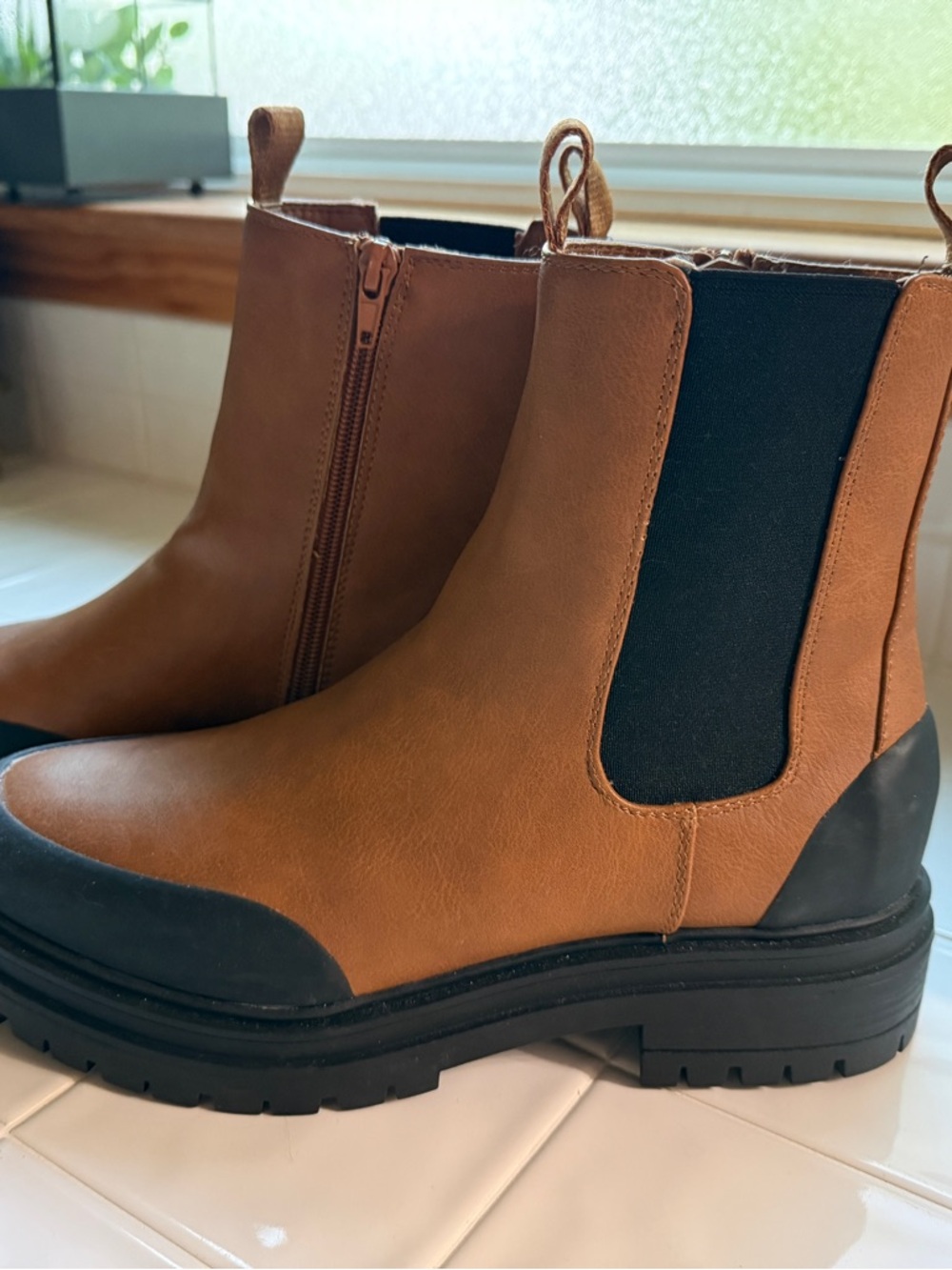 American Eagle Outfitters Women's Tan and Black Chelsea Ankle Boots